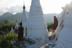 인데인 근처의 어린 승려들, 샨 주