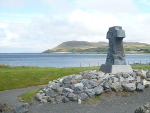 클라이드 만을 바라보는 렌달풋에 있는 바랴크 기념관.