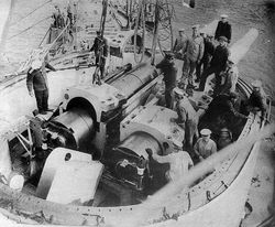 「체사레비치」의 주포탑을 분해 중인 희귀한 사진.