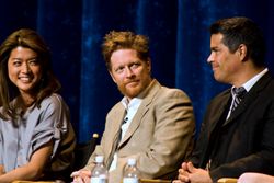 모랄레스 (오른쪽)와 그레이스 박 (왼쪽)과 에릭 스톨츠 (가운데)