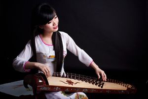 단 짜인을 연주하는 소녀