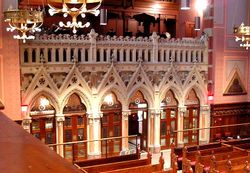 현관 스크린은 캉 석회암으로 조각되어 있다.