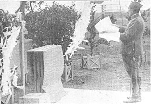 난징성 중산문 내 고궁 비행장 전몰 용사 위령제에서 조사를 낭독하는 마쓰이 이와네(1937년 12월 18일)