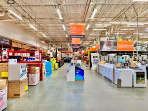 홈디포 매장 내부의 가전제품 코너