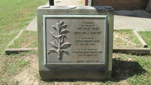 1964년 8월 7일에 헌정된 버얼리 담배 기념비, 오하이오 담배 박물관 (리플리)에 위치해 있다.