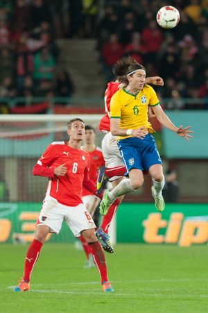 필리피 루이스가 2014년 오스트리아와의 경기에서 브라질을 위해 헤딩하는 모습
