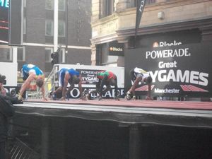 게이 (중간 왼쪽)가 200m 직선 코스 세계 최고 기록을 세울 준비를 하고 있다.