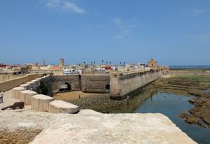 마자간의 성벽, 왼쪽 중간에 해상 문이 보인다.