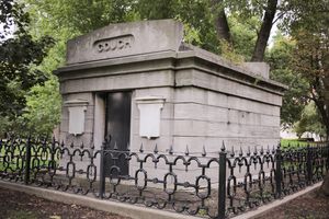 2013년 10월, 링컨 공원의 코치 묘지. 이 묘지는 19세기에 링컨 공원 일부에 존재했던 묘지의 유일한 잔존물이다.