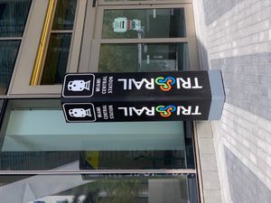 마이애미 센트럴에 있는 트라이레일 표지판.