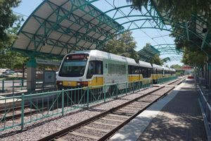 리처드슨의 DART 경전철 레드 라인 열차가 리처드슨의 갤러틴 파크역에 정차해 있다.