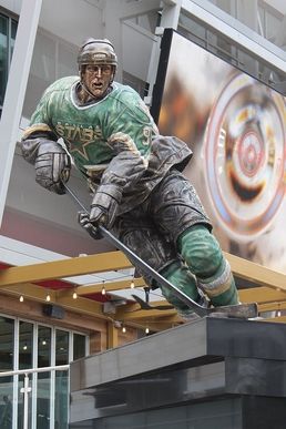 2024년 아메리칸 에어라인스 센터 외부에 있는 모다노의 동상