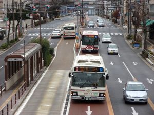 나고야시 기간 버스의 중앙버스전용차로. 버스전용차로인 곳은 빨간색으로 페인트칠하여 구분한다.