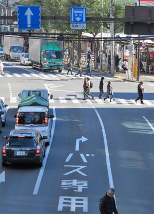 스기나미구 오기쿠보역 앞 버스 전용 우회전 차선. 역 로터리 일반 차량 진입 제한으로 사용하지 않게 된 우회전 차선을 버스 전용으로 설정한 사례이다.