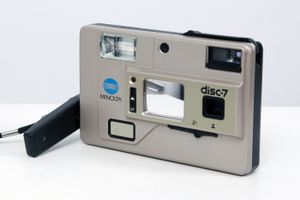 미놀타 디스크-7. 전면에 셀프 촬영용 거울이 부착되어 있다.