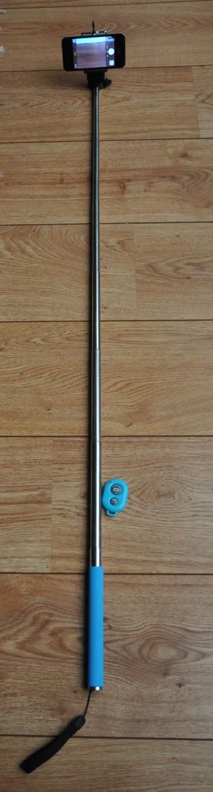 스마트폰이 부착된 완전히 확장된 셀카봉