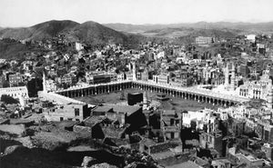 이븐 앗주바이르의 본거지였던 메카와 카바 (1917년). 메카는 692년 압드 알말리크가 파견한 알하자지 이븐 유수프가 이끄는 군대에 포위되었고, 결국 이븐 앗주바이르가 전사하면서 제2차 내란이 종결되었다.