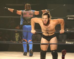 2015년 10월 브라이언 마이어스와 함께 있는 트레버 리