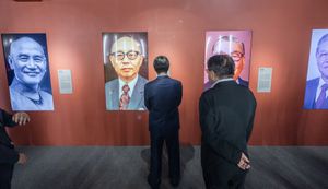 총통부의 상설 전시에서 옌자간의 전시를 유심히 보는 라이칭더 (2024년)