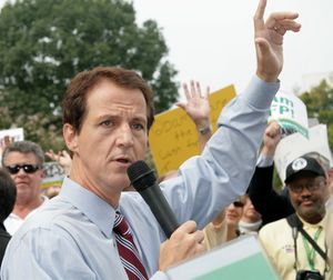 AFP 회장 팀 필립스가 2009년 10월 미국 국회의사당 옆에서 열린 AFP의 건강 관리 집회에서 연설하고 있다.