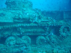 Nippo Maru에 있는 일본 전차. 제2차 세계 대전 중 침몰.