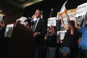 존슨이 2016년 10월 애리조나주 피닉스에서 열린 집회에서 연설하고 있다.