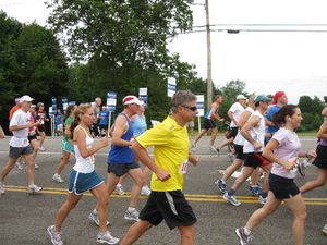 존슨이 제38회 스트래덤 페어 로드 레이스에 참가하고 있다.