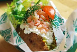 새우, 코티지 치즈, 딜, 토마토, 양상추를 곁들인 구운 감자 (스웨덴 카페에서 판매)