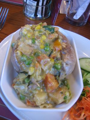 채소 그레이비와 함께 제공되는 재킷 감자, 영국