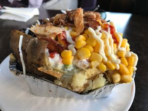 다양한 토핑이 곁들여진 터키식 쿰피르