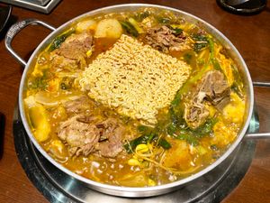 라면사리를 넣은 감자탕