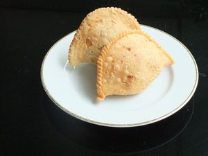 인도네시아의 파스텔(pastels), 야채와 쇠고기가 들어있다