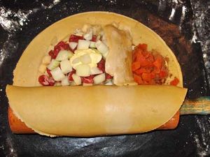 파스티에 두 종류의 필링, 쇠고기 플랭크, 감자, 순무, 양파, 버터와 조미료를 왼쪽에, 두꺼운 조각 사과, 흑설탕, 계피와 잘게 썬 말린 살구를 오른쪽에 채워 넣는다. 접히는 페이스트리는 닫기 위해 축축하게 해 놓았다