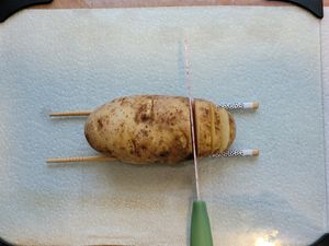 젓가락을 이용해 감자에 칼집을 내는 모습