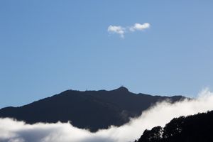 바버에 의해 그레이 계곡 아래로 밀려 내려가는 안개