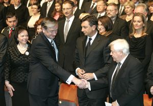 2010년 종교개혁일 국가 기념식에서 다닐로 튀르크 (왼쪽) 및 보루트 파호르 (중앙)와 함께한 쿠찬