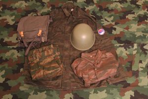 1990년대 스릅스카 공화국군(VRS) 구성원의 전형적인 군복