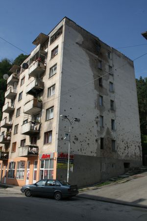 전쟁 후 스레브레니차의 파괴된 건물