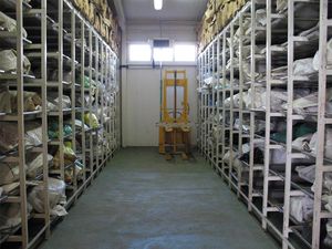 ICMP의 포드린제 신원 확인 프로젝트(PIP)는 스레브레니차 집단학살 희생자를 처리하기 위해 결성되었다. PIP는 발굴된 유해를 보관, 처리 및 취급하는 시설을 포함하며, 대부분 2차 집단 매장지에서 수습되어 단편적이거나 혼합된 시신 조각이다. 사진은 냉장 영안실의 한 부분을 묘사한다.