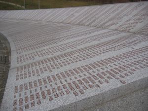 스레브레니차 집단학살 추모관(Srebrenica Genocide Memorial)의 이름 벽