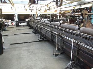 콘덴서 방적 뮬의 한 쌍. 이들은 748개의 스핀들을 가지고 있으며, 가장 오래 살아남은 면 뮬로 여겨진다. 이들은 1988년 랭커셔주 램스보텀의 필드 밀이 폐쇄될 때까지 그곳에서 작동했으며, 당시에는 아마도 세계 면 산업에서 마지막으로 작동하는 기계였다. 이 뮬들은 1906년 올덤의 Asa Lees and Company Ltd에서 제작되었다.