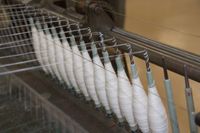 꼬임을 줄 때. 스핀들은 회전하지만 실은 감기지 않고 미끄러진다. 이것이 꼬임이 된다.