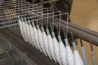 감을 때. 스핀들의 회전에 맞춰 가이드가 움직여 스핀들 전체에 균일하게 감는다.