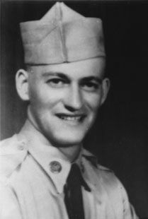 카메라를 향해 미소짓는 젊은 군인의 얼굴 사진