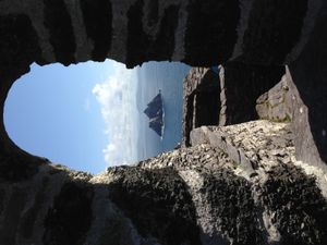 수도원의 대강당 내부에서 본 스켈리그 베그의 모습