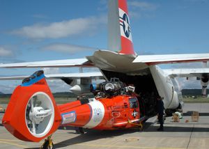 C-130에 적재되는 HH-65C