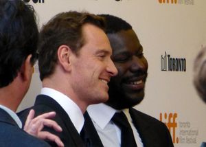 맥퀸과 마이클 패스벤더(2013년 촬영)는 영화 헝거(2008)부터 자주 협업했다.