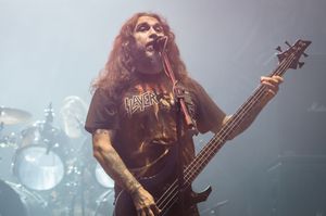 2012년 ESP 시그니처 베이스를 연주하는 아라야