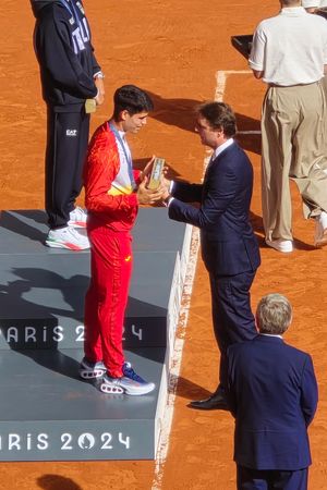 2024년 파리 올림픽에서 은메달을 받는 카를로스 알카라스