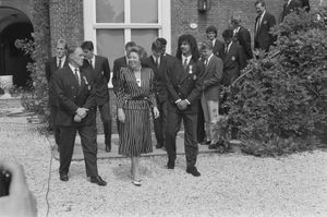 미헐스가 베아트릭스 여왕과 유로 '88' 우승 후 네덜란드 대표팀과 함께.